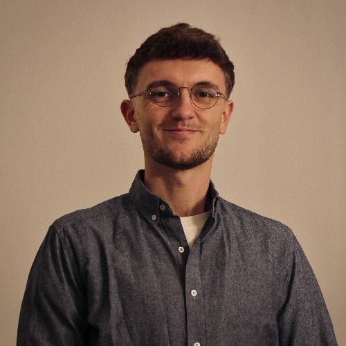 Lucas Vanpeperstraete, ostéopathe, souriant